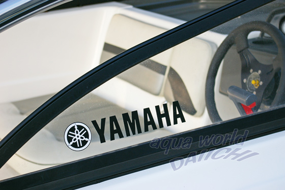 YAMAHAロゴステッカー 屋外貼りつけイメージ AG-21